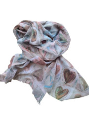 Hedvábná šála s motivem barevných srdcí nádech hnědé