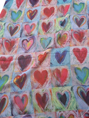 Hedvábná šála s motivem barevných srdcí nádech růžové (2)