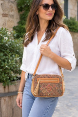 Korková crossbody kabelka s ornamenty